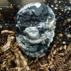 Home Made Goats Milk, Manuka Honey, Oats, Activated Charcoal. Betonite Clay and Jojoba Oil. Peppermint scented. Loaded Bar. Dragon in a Egg.