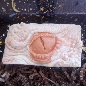 Goats Milk, Manuka Honey, Oats and Jojoba Oil. Sweet Orange Scent. Dragons Eye.