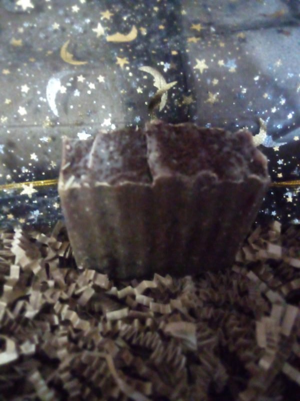 Goats Milk, Manuka Honey, Oats, Jojoba Oil,Coffee Grounds and Brewed Coffee. Coffee and hint of Vanilla scented. Sliced.