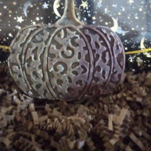 Goats Milk, Manuka Honey, Oats, Jojoba Oil, Coffee Grounds and Brewed Coffee. Coffee and Vanilla scented.  Fancy Pumpkin.