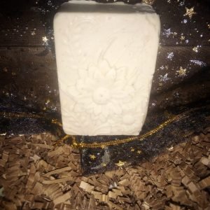 Goats Milk, Manuka Honey, Oats, Jojoba Oil. Winter Solstice Scent. Flowers