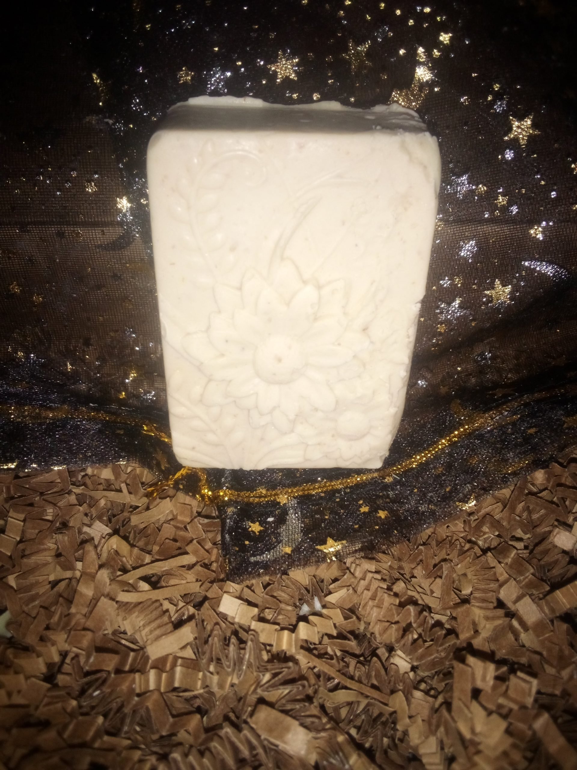Goats Milk, Manuka Honey, Oats, Jojoba Oil. Winter Solstice Scent. Flowers