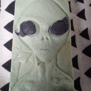 Goats milk, Manuka Honey, Oats and Jojoba oil. Unscented. Alien.