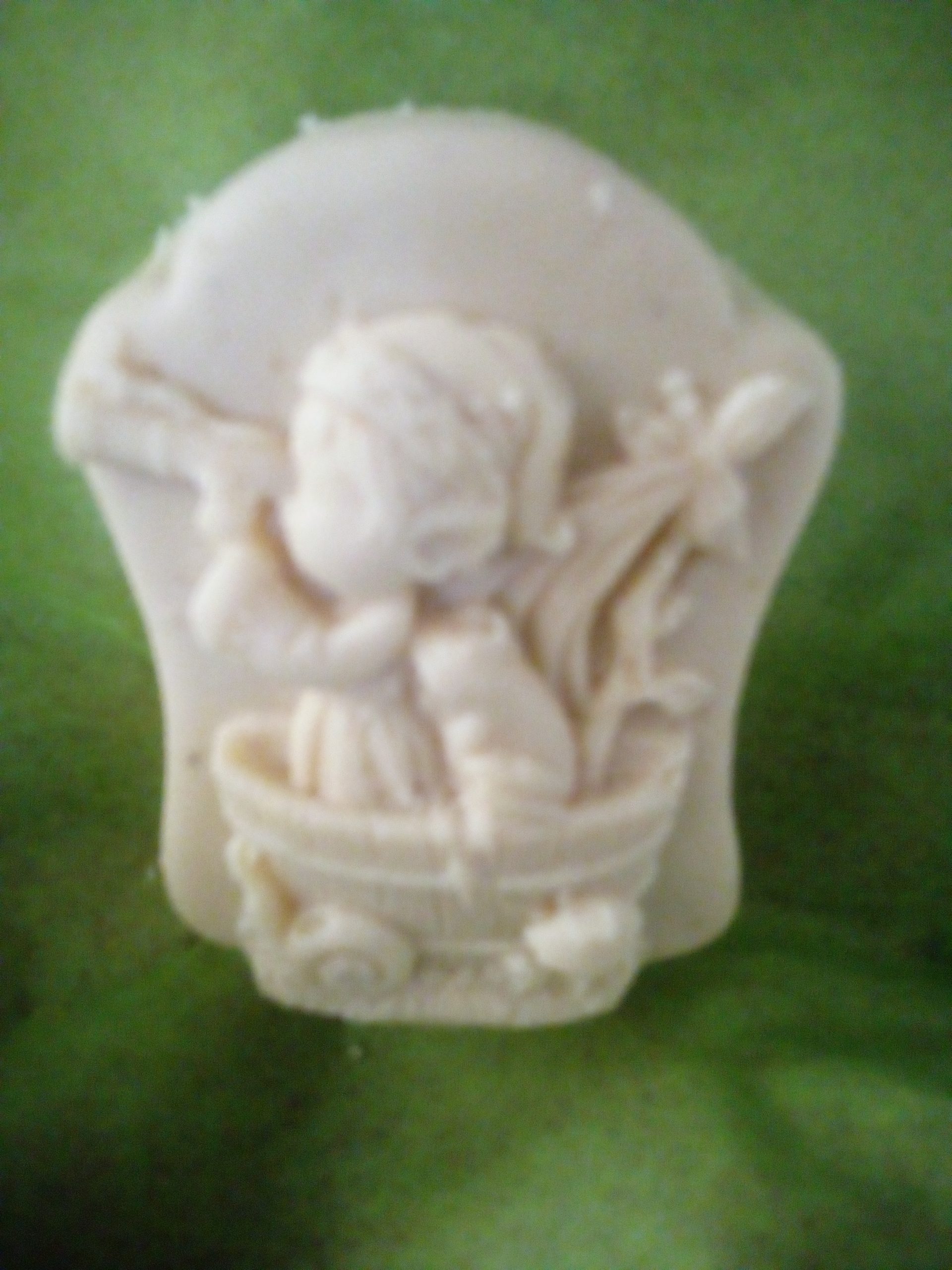 Goats milk, Manuka Honey, Jojoba Oil, Ground Oats. Gardenia Scent. Elf