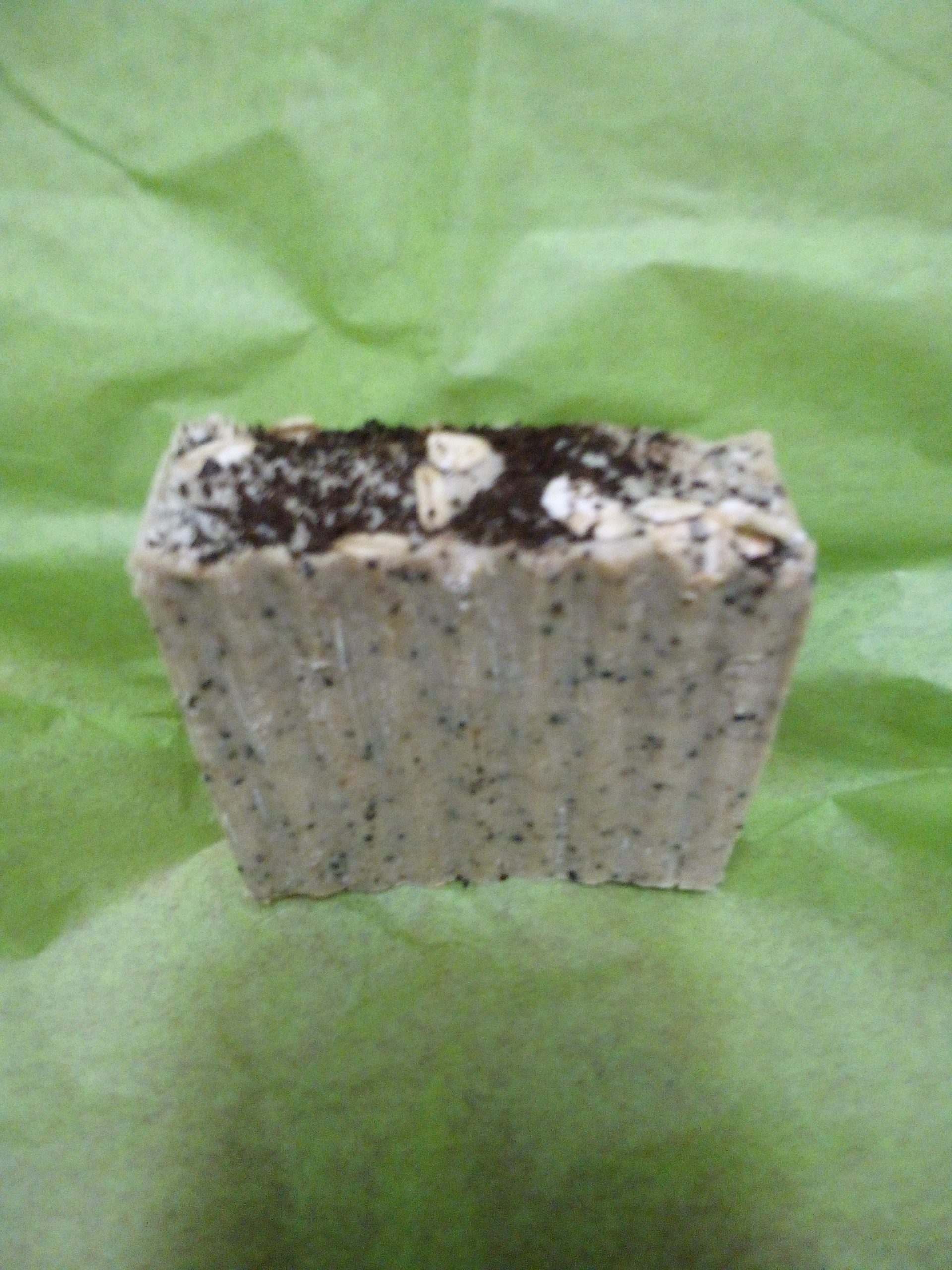 Goats Milk, Manuka Honey, Jojoba Oil, Ground Oats. Hazelnut Scented. Sliced Bar