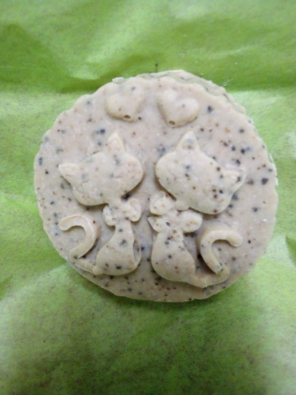 Goats Milk, Manuka Honey, Jojoba Oil, Ground Oats. Hazelnut Scented. Bow Tie Kitties.