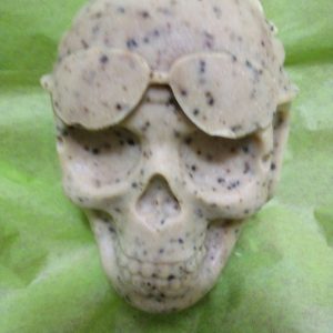Goats Milk, Manuka Honey, Jojoba Oil, Ground Oats. Hazelnut Scented. Skull.