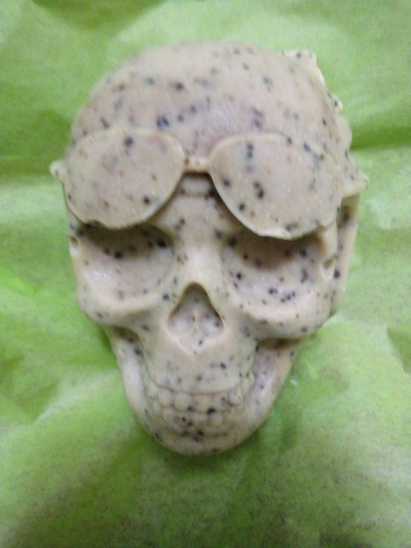 Goats Milk, Manuka Honey, Jojoba Oil, Ground Oats. Hazelnut Scented. Skull.