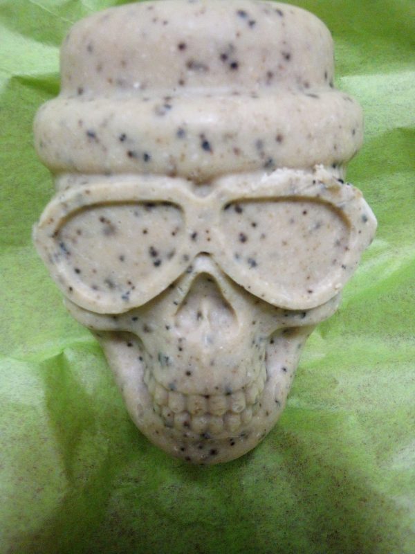 Goats Milk, Manuka Honey. Jojoba Oil, Ground Oats. Hazelnut Scented. Skull.