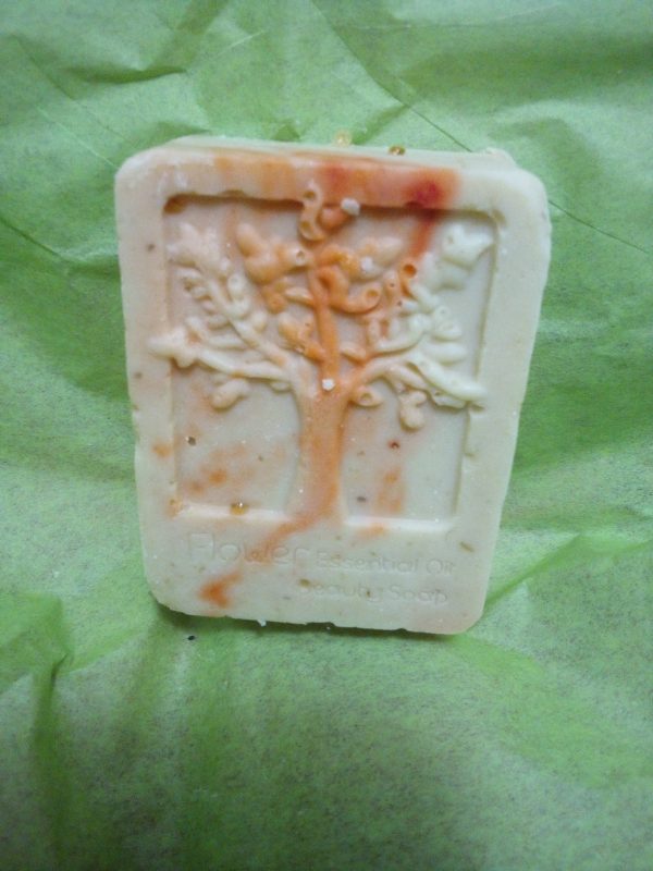 Goats Milk, Manuka Honey, Jojoba Oil, Ground Oats. Rose Scented. Tree of Life.
