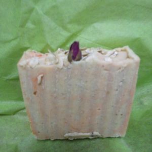 Goats Milk, Manuka Honey, Jojoba Oil, Ground Oats. Rose Scented. Sliced Bar.