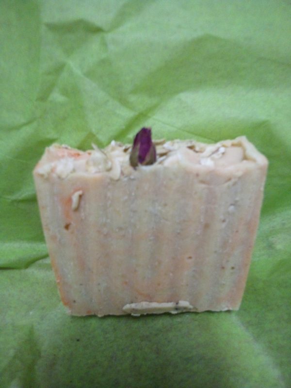 Goats Milk, Manuka Honey, Jojoba Oil, Ground Oats. Rose Scented. Sliced Bar.