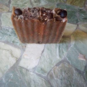 Goats Milk, Manuka Honey, Jojoba Oil, Ground Oats, Brewed Coffee, Coffee grounds. Vanilla Scented. Sliced