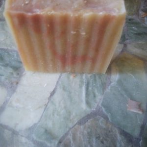 Goats Milk, Manuka Honey, Jojoba Oil, Ground Oats. Teak Mahogany Scented. Sliced