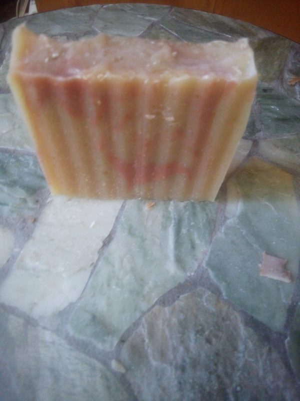 Goats Milk, Manuka Honey, Jojoba Oil, Ground Oats. Teak Mahogany Scented. Sliced