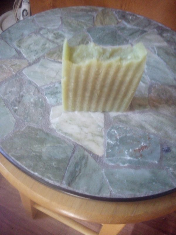 Goats Milk, Manuka Honey, Jojoba Oil, Cucumber Oil, Ground Oats. Cucumber Melon Scented.  Sliced