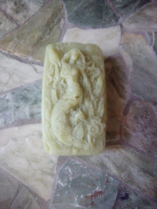 Goats Milk, Manuka Honey, Jojoba Oil, Cucumber Oil, Ground Oats. Cucumber Melon Scented. Mermaid.