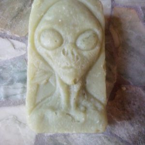 Goats Milk, Manuka Honey, Jojoba Oil, Cucumber Oil, Ground Oats. Cucumber Melon scent. Alien