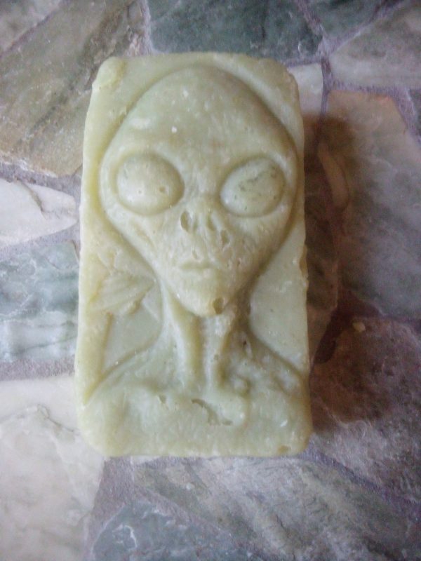 Goats Milk, Manuka Honey, Jojoba Oil, Cucumber Oil, Ground Oats. Cucumber Melon scent. Alien